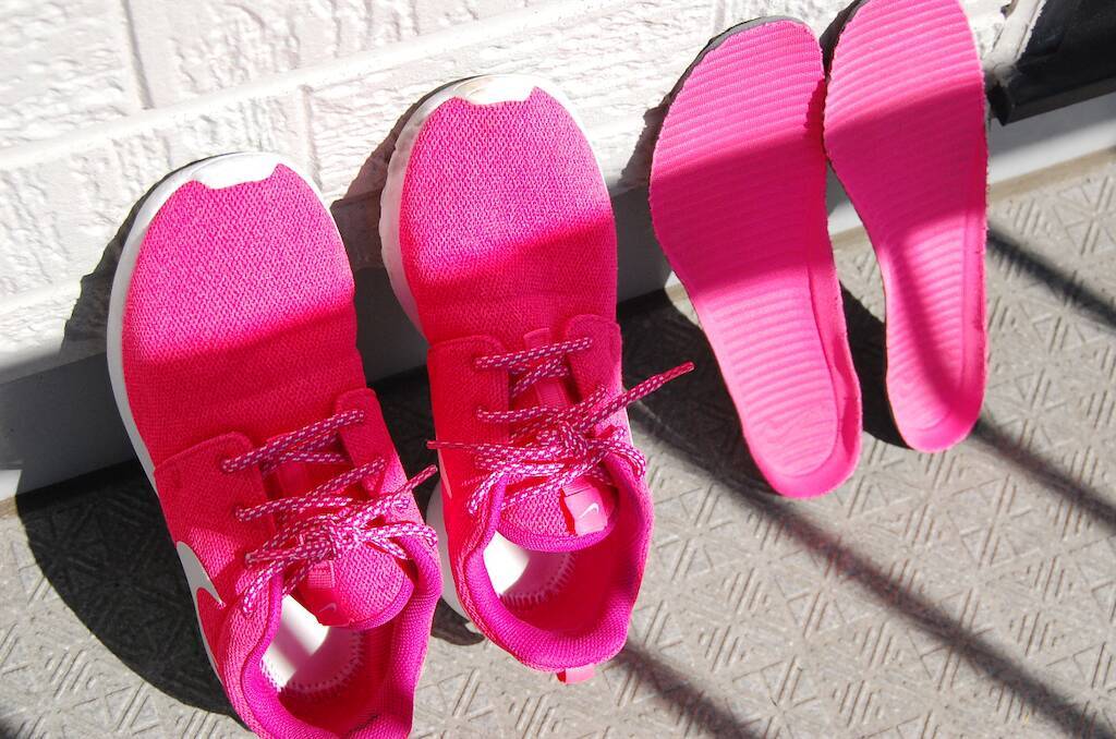 【じゃない使い方】セリアの掃除グッズ「メラミンスポンジ」をスニーカー洗いに使ってみた！【洗濯のプロ直伝】