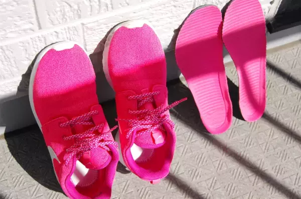 「【じゃない使い方】セリアの掃除グッズ「メラミンスポンジ」をスニーカー洗いに使ってみた！【洗濯のプロ直伝】」の画像