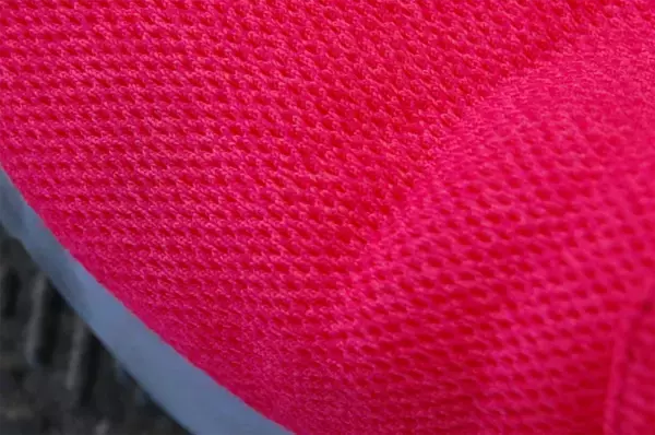 「【じゃない使い方】セリアの掃除グッズ「メラミンスポンジ」をスニーカー洗いに使ってみた！【洗濯のプロ直伝】」の画像