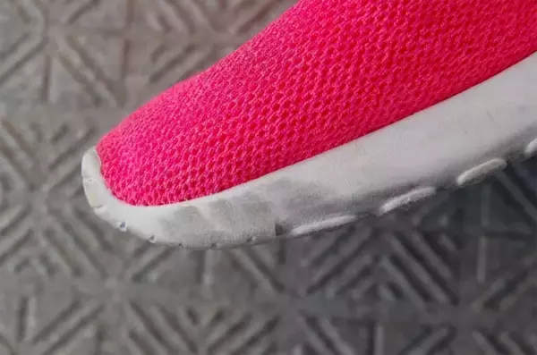 「【じゃない使い方】セリアの掃除グッズ「メラミンスポンジ」をスニーカー洗いに使ってみた！【洗濯のプロ直伝】」の画像