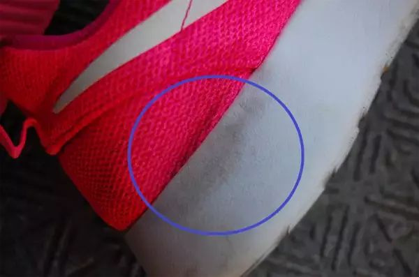 「【じゃない使い方】セリアの掃除グッズ「メラミンスポンジ」をスニーカー洗いに使ってみた！【洗濯のプロ直伝】」の画像