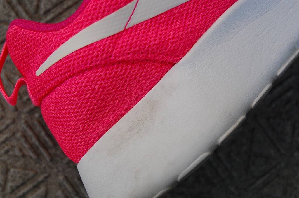 【じゃない使い方】セリアの掃除グッズ「メラミンスポンジ」をスニーカー洗いに使ってみた！【洗濯のプロ直伝】