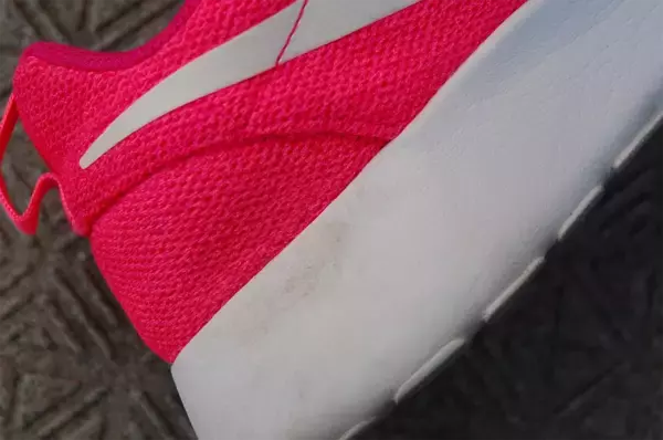 「【じゃない使い方】セリアの掃除グッズ「メラミンスポンジ」をスニーカー洗いに使ってみた！【洗濯のプロ直伝】」の画像