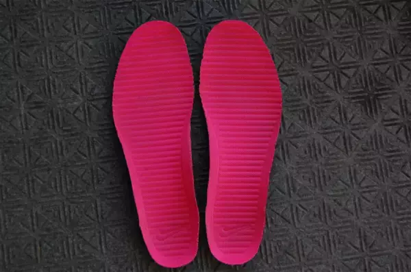 「【じゃない使い方】セリアの掃除グッズ「メラミンスポンジ」をスニーカー洗いに使ってみた！【洗濯のプロ直伝】」の画像