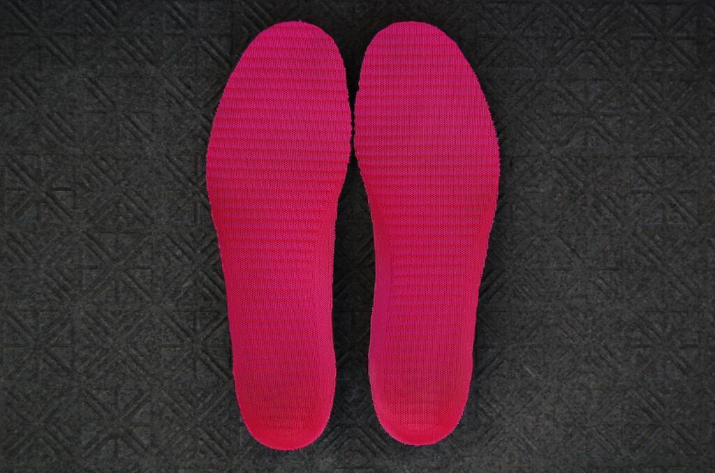 【じゃない使い方】セリアの掃除グッズ「メラミンスポンジ」をスニーカー洗いに使ってみた！【洗濯のプロ直伝】