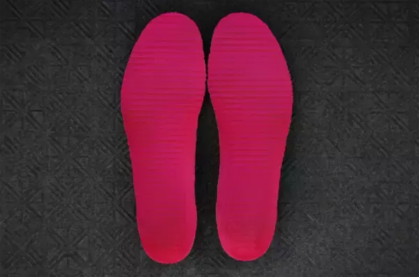 「【じゃない使い方】セリアの掃除グッズ「メラミンスポンジ」をスニーカー洗いに使ってみた！【洗濯のプロ直伝】」の画像