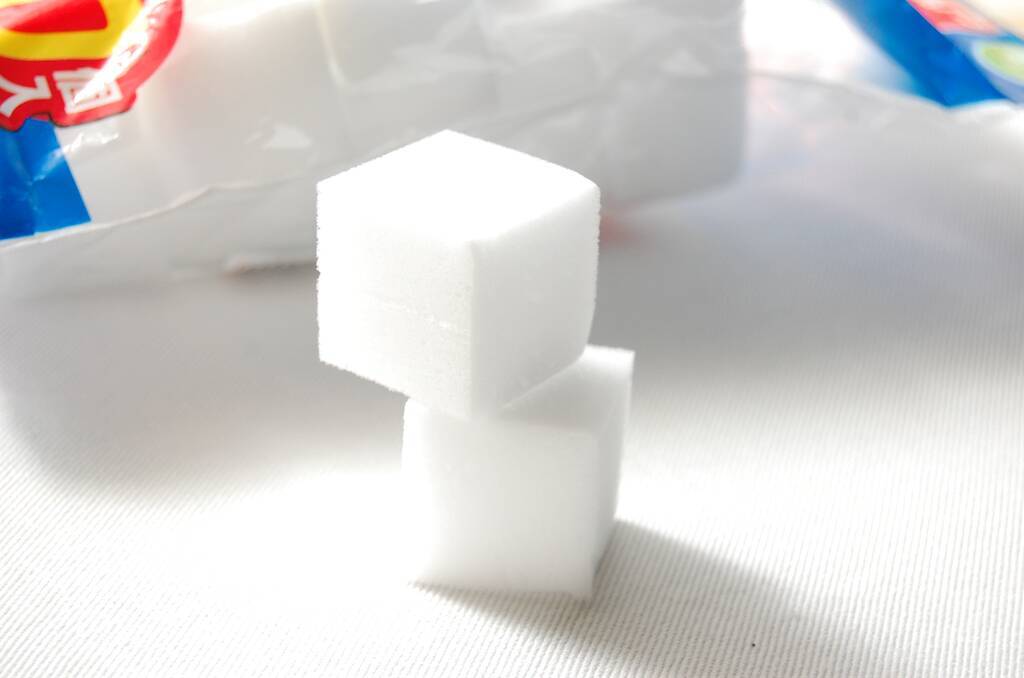 【じゃない使い方】セリアの掃除グッズ「メラミンスポンジ」をスニーカー洗いに使ってみた！【洗濯のプロ直伝】