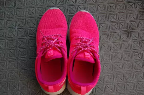 「【じゃない使い方】セリアの掃除グッズ「メラミンスポンジ」をスニーカー洗いに使ってみた！【洗濯のプロ直伝】」の画像