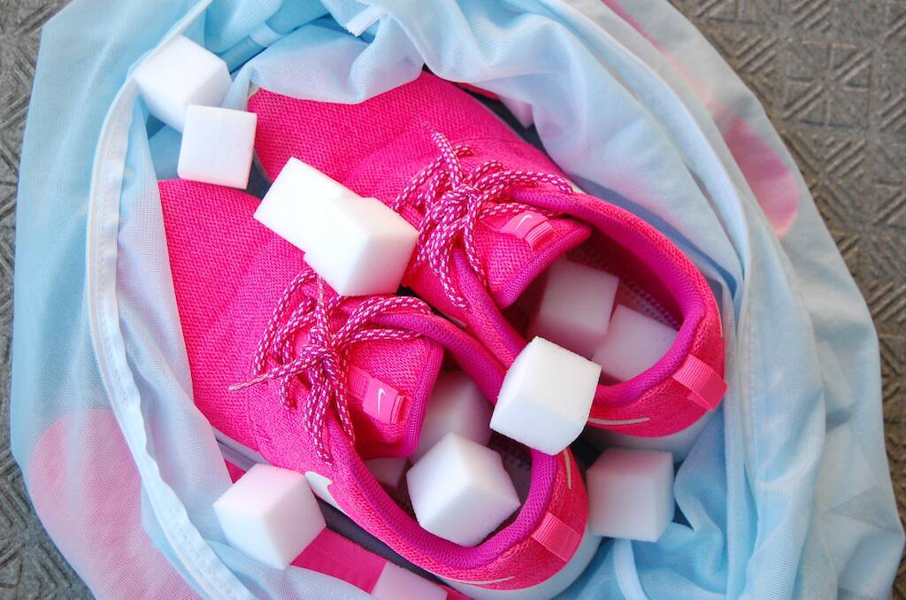 【じゃない使い方】セリアの掃除グッズ「メラミンスポンジ」をスニーカー洗いに使ってみた！【洗濯のプロ直伝】