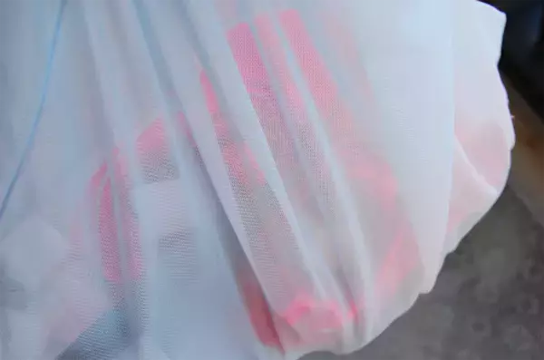 「【じゃない使い方】セリアの掃除グッズ「メラミンスポンジ」をスニーカー洗いに使ってみた！【洗濯のプロ直伝】」の画像