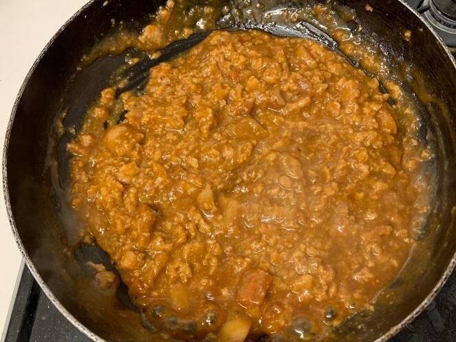 何だコレ⁉チーズまみれのカレーです♪100均食材で「とろとろチーズキーマカレー」に挑戦♪うま味の洪水や～♡