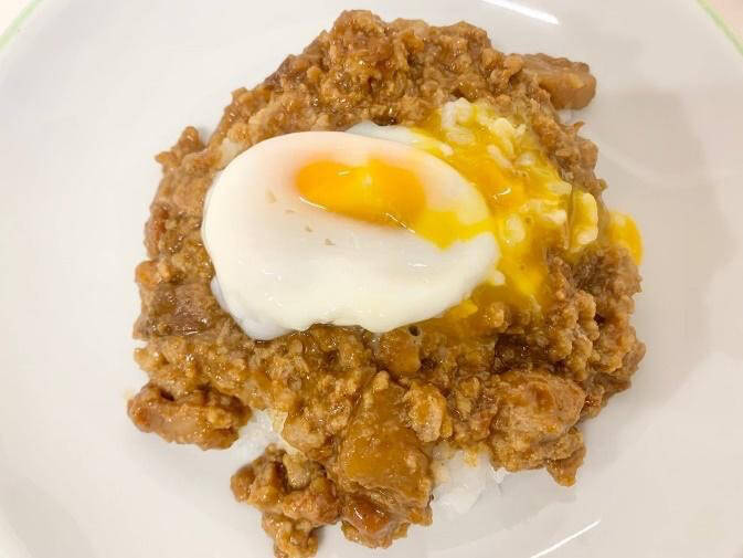 何だコレ⁉チーズまみれのカレーです♪100均食材で「とろとろチーズキーマカレー」に挑戦♪うま味の洪水や～♡