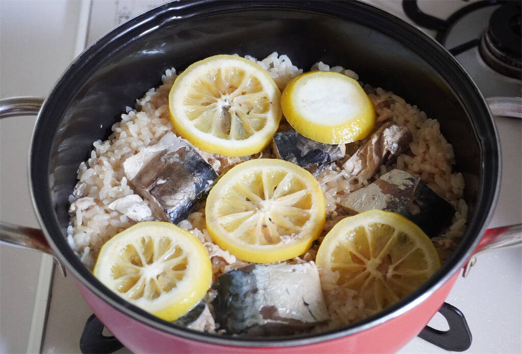 【サバ缶アレンジ】サバ水煮がエスニックに!?「レモンの炊き込みご飯」作ってみた！酸味がイイネ♪【農家直伝】