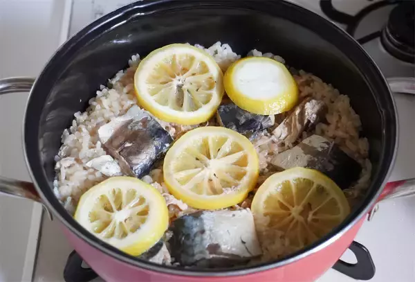 「【サバ缶アレンジ】サバ水煮がエスニックに!?「レモンの炊き込みご飯」作ってみた！酸味がイイネ♪【農家直伝】」の画像