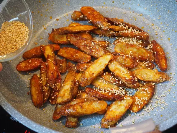 「【ごぼう一本余裕】甘じょっぱダレがたまらん「新ごぼうの甘辛焼き」作ってみた！カリカリでも旨味ジュワッ♪」の画像