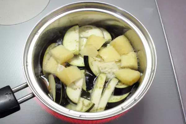 「【みそ汁で血液サラサラ!?】玉ねぎは煮込むな！「生のままトッピング」でシャキシャキ食感と風味レベルアップ♪」の画像