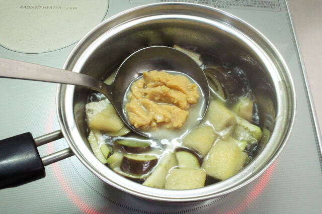 【みそ汁で血液サラサラ!?】玉ねぎは煮込むな！「生のままトッピング」でシャキシャキ食感と風味レベルアップ♪