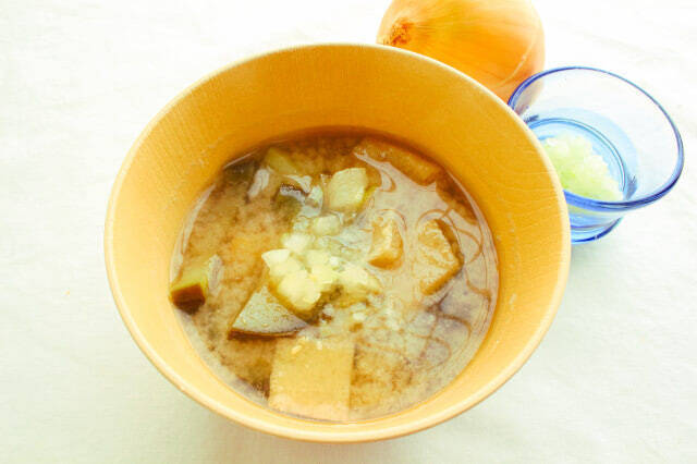 【みそ汁で血液サラサラ!?】玉ねぎは煮込むな！「生のままトッピング」でシャキシャキ食感と風味レベルアップ♪