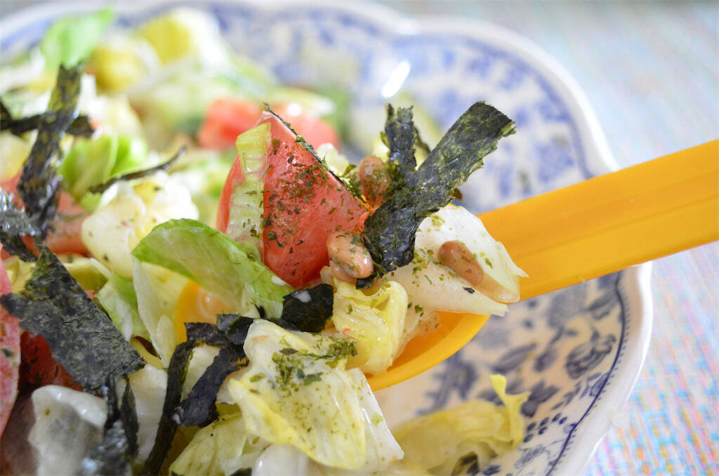 【ドレッシング不要】なんと「納豆」を投入するサラダ作ってみた！マヨ＆めんつゆで無限にイケる♪【農家直伝】