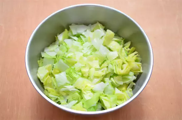 「【ドレッシング不要】なんと「納豆」を投入するサラダ作ってみた！マヨ＆めんつゆで無限にイケる♪【農家直伝】」の画像