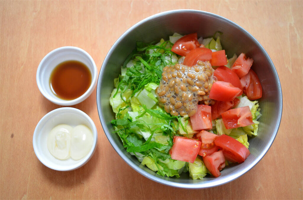 【ドレッシング不要】なんと「納豆」を投入するサラダ作ってみた！マヨ＆めんつゆで無限にイケる♪【農家直伝】