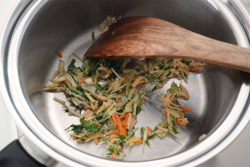 【家計救済】物価の優等生“えのきたけ”メインの「肉巻き」作ってみた！甘辛な野菜ダレが合う～♡【農家直伝】