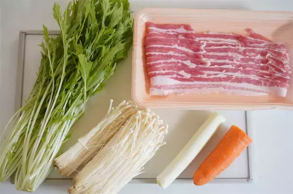 「【家計救済】物価の優等生“えのきたけ”メインの「肉巻き」作ってみた！甘辛な野菜ダレが合う～♡【農家直伝】」の画像