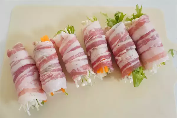 「【家計救済】物価の優等生“えのきたけ”メインの「肉巻き」作ってみた！甘辛な野菜ダレが合う～♡【農家直伝】」の画像
