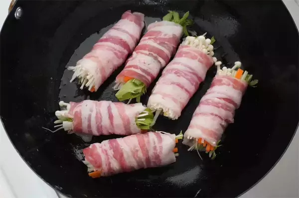 「【家計救済】物価の優等生“えのきたけ”メインの「肉巻き」作ってみた！甘辛な野菜ダレが合う～♡【農家直伝】」の画像