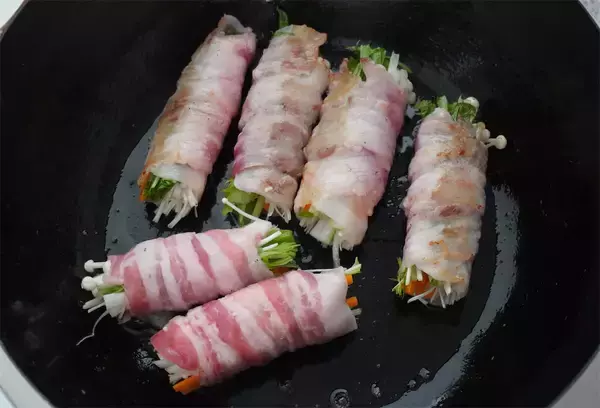 「【家計救済】物価の優等生“えのきたけ”メインの「肉巻き」作ってみた！甘辛な野菜ダレが合う～♡【農家直伝】」の画像