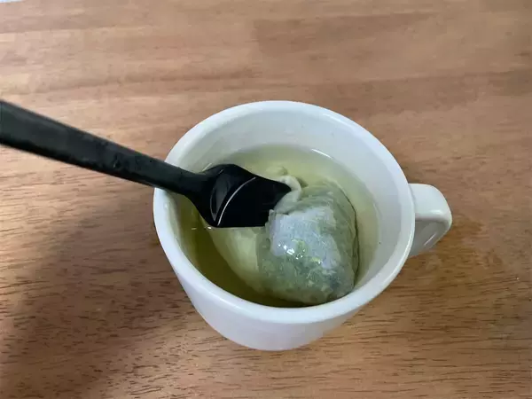 「【老舗お茶屋考案】今が旬♪「新茶」を急須ナシでおいしく淹れる方法は…「え、キッチンペーパーで⁉」冷茶もOK！」の画像