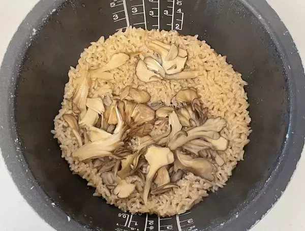 「【全農公式Twitterレシピ】舞うほど旨いと超話題！野菜のプロ激推しな「舞茸ごはん」作ってみた！」の画像