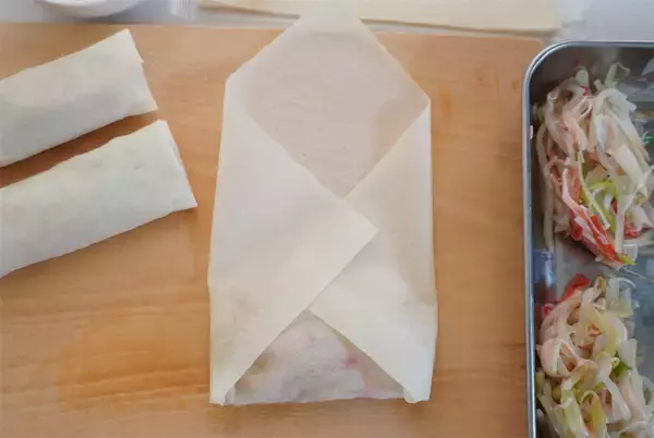 「【神コスパ＆手間パ】春巻きの具は「カニカマ・長ねぎ・もやし」でオールOK！シャキとろ食感で旨味天国♪」の画像