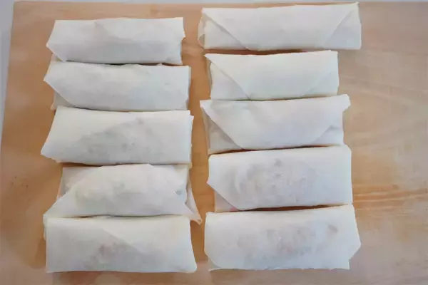 「【神コスパ＆手間パ】春巻きの具は「カニカマ・長ねぎ・もやし」でオールOK！シャキとろ食感で旨味天国♪」の画像