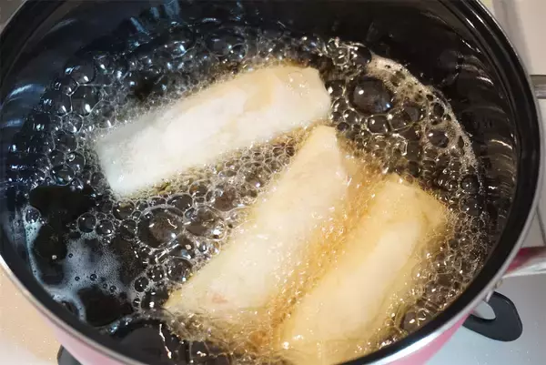 「【神コスパ＆手間パ】春巻きの具は「カニカマ・長ねぎ・もやし」でオールOK！シャキとろ食感で旨味天国♪」の画像