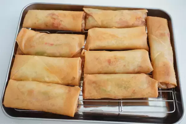 「【神コスパ＆手間パ】春巻きの具は「カニカマ・長ねぎ・もやし」でオールOK！シャキとろ食感で旨味天国♪」の画像