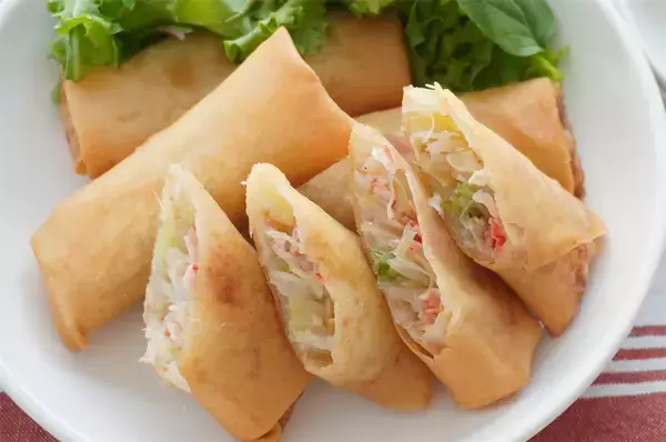 「【神コスパ＆手間パ】春巻きの具は「カニカマ・長ねぎ・もやし」でオールOK！シャキとろ食感で旨味天国♪」の画像