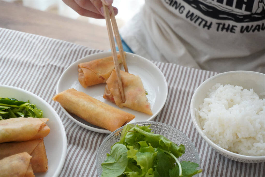 【神コスパ＆手間パ】春巻きの具は「カニカマ・長ねぎ・もやし」でオールOK！シャキとろ食感で旨味天国♪