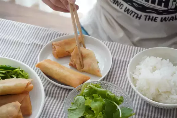 「【神コスパ＆手間パ】春巻きの具は「カニカマ・長ねぎ・もやし」でオールOK！シャキとろ食感で旨味天国♪」の画像
