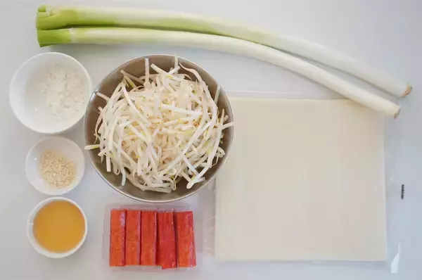 「【神コスパ＆手間パ】春巻きの具は「カニカマ・長ねぎ・もやし」でオールOK！シャキとろ食感で旨味天国♪」の画像