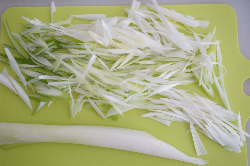 【神コスパ＆手間パ】春巻きの具は「カニカマ・長ねぎ・もやし」でオールOK！シャキとろ食感で旨味天国♪