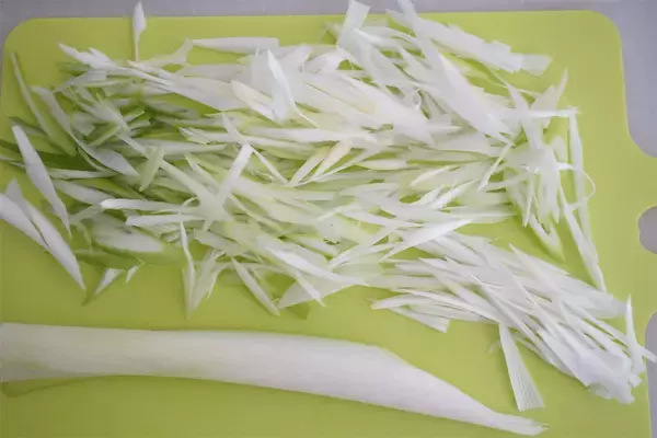 「【神コスパ＆手間パ】春巻きの具は「カニカマ・長ねぎ・もやし」でオールOK！シャキとろ食感で旨味天国♪」の画像