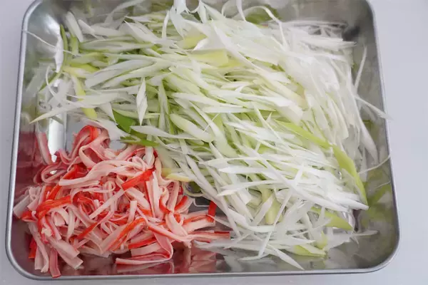 「【神コスパ＆手間パ】春巻きの具は「カニカマ・長ねぎ・もやし」でオールOK！シャキとろ食感で旨味天国♪」の画像