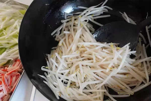 「【神コスパ＆手間パ】春巻きの具は「カニカマ・長ねぎ・もやし」でオールOK！シャキとろ食感で旨味天国♪」の画像