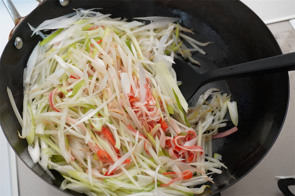 【神コスパ＆手間パ】春巻きの具は「カニカマ・長ねぎ・もやし」でオールOK！シャキとろ食感で旨味天国♪