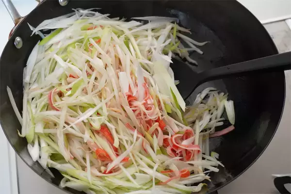 「【神コスパ＆手間パ】春巻きの具は「カニカマ・長ねぎ・もやし」でオールOK！シャキとろ食感で旨味天国♪」の画像