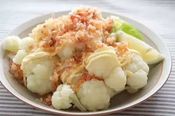 「【カリフラワーの無限レシピ】パン粉で「魔法のカリカリソース」作ったら…1株消えたんだが!?【農家直伝】」の画像