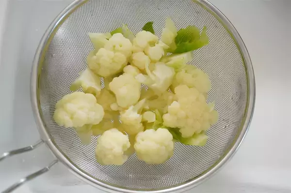 「【カリフラワーの無限レシピ】パン粉で「魔法のカリカリソース」作ったら…1株消えたんだが!?【農家直伝】」の画像