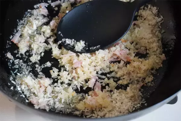 「【カリフラワーの無限レシピ】パン粉で「魔法のカリカリソース」作ったら…1株消えたんだが!?【農家直伝】」の画像