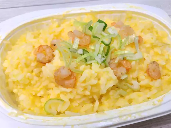 【パックの中で調理完結】ご飯チンしたら卵も具も調味料も混ぜて…もう一発チン！「炒めない炒飯」作ろう